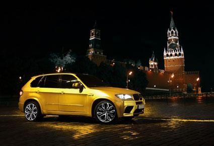 BMW X5 مغلفة بالذهب في شوارع روسيا